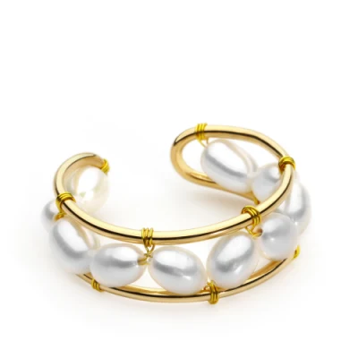 Exquisito detalle de construcción y hermosos anillos de latón con perlas de concha.